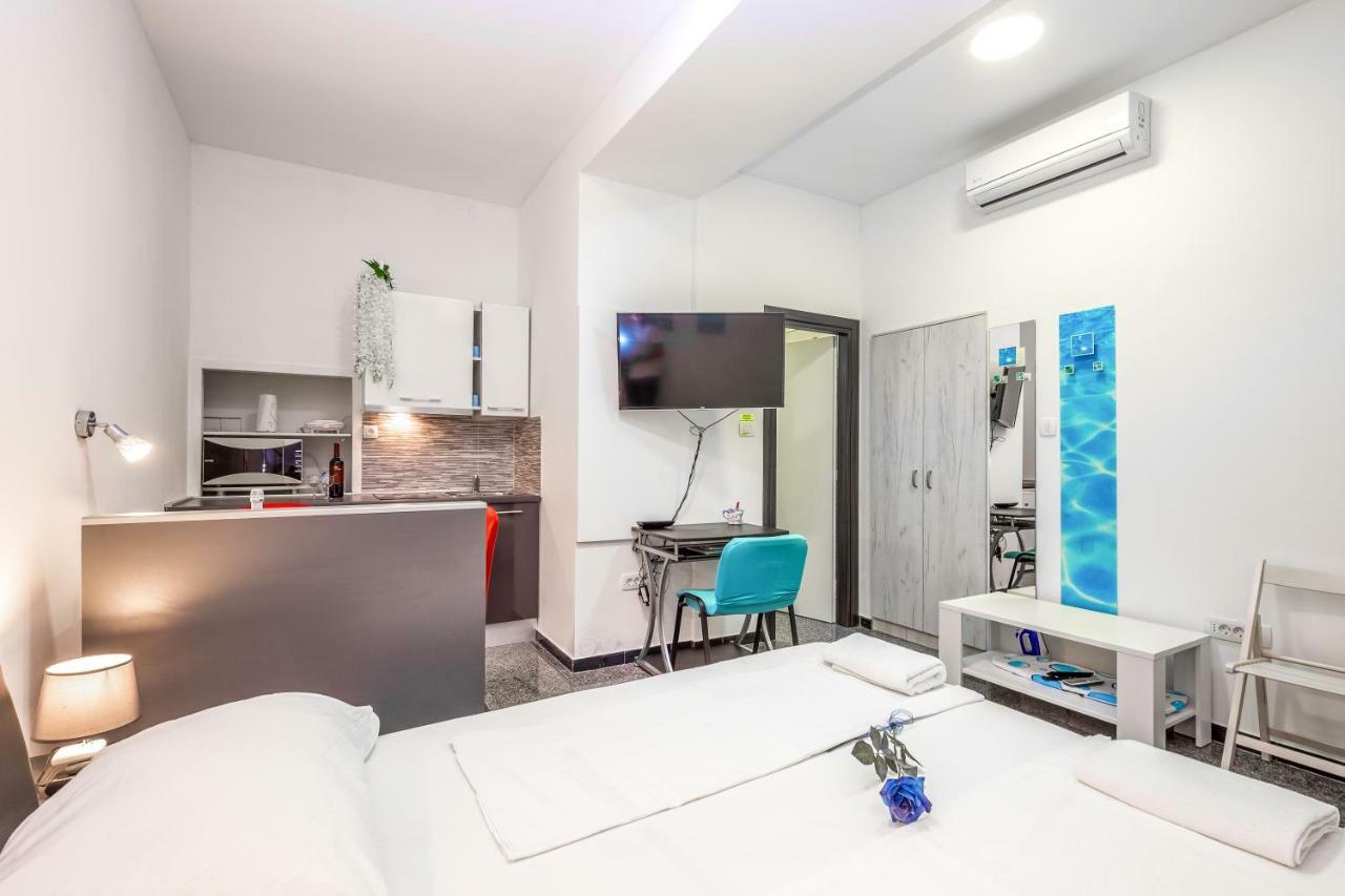Apartments Black & White, Cherry & Blue Rijeka Exterior photo